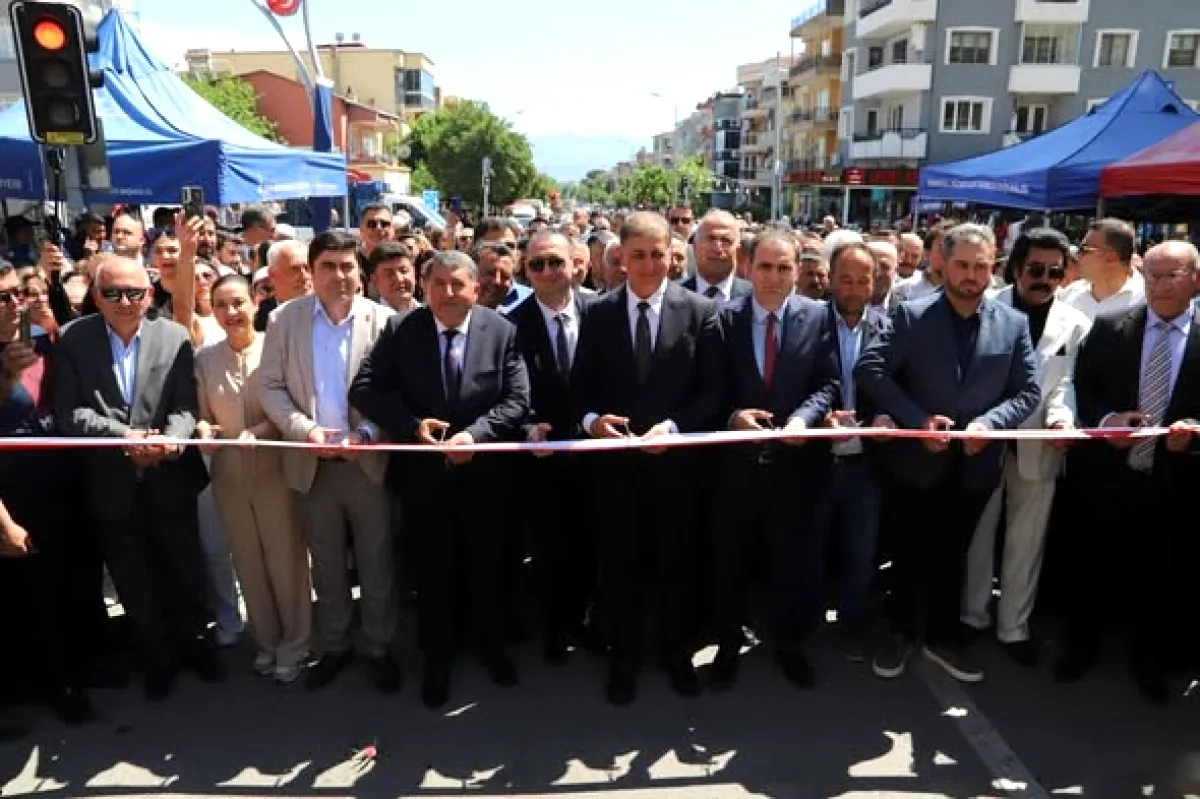 Bayındır'da 27. Çiçek Festivali Renkli Açılışla Başladı Bayındır'da 27. Çiçek Festivali Renkli Açılışla Başladı