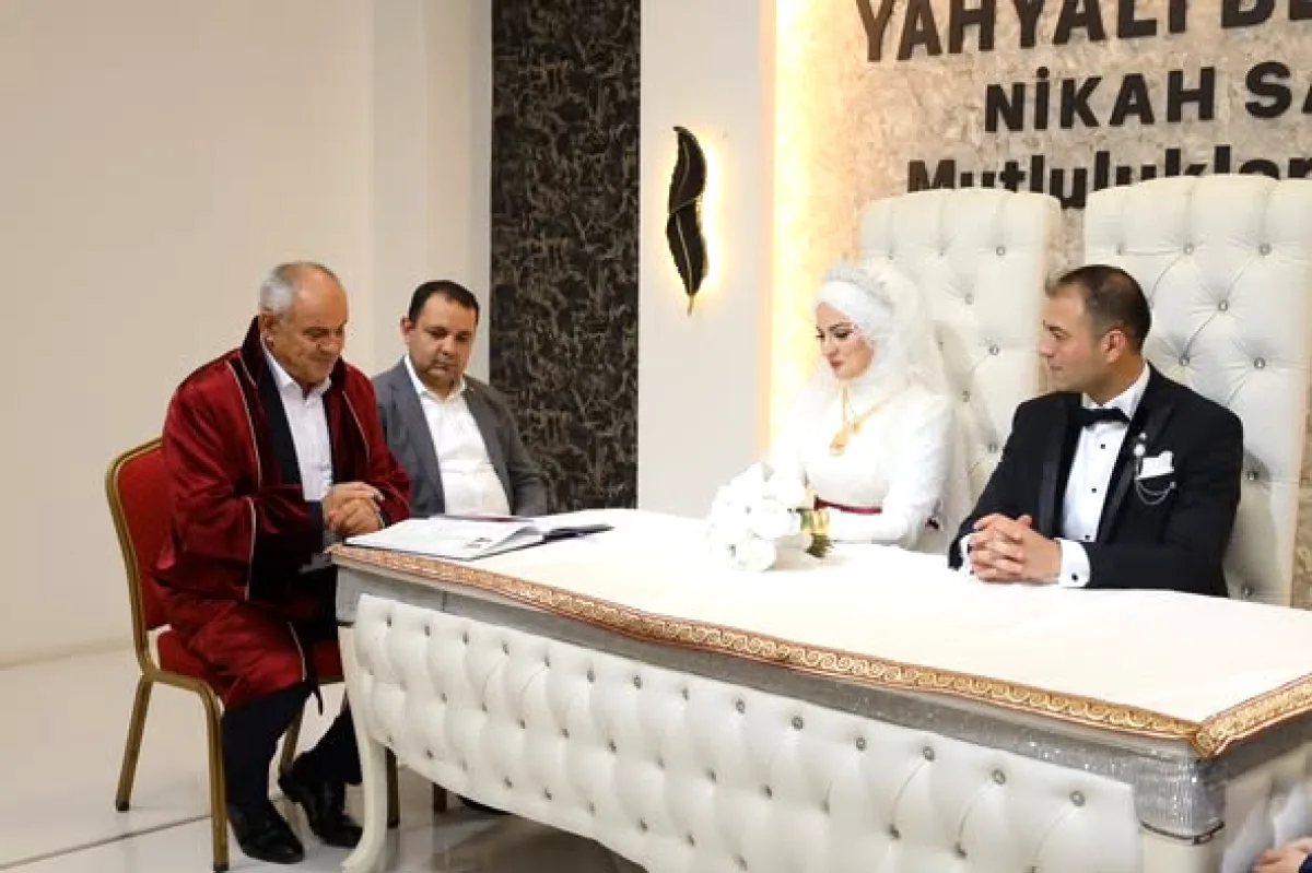 Yahyalı'da Kaymakam ve Başkan'dan Genç Çifte Sürpriz Yahyalı'da Kaymakam ve Başkan'dan Genç Çifte Sürpriz