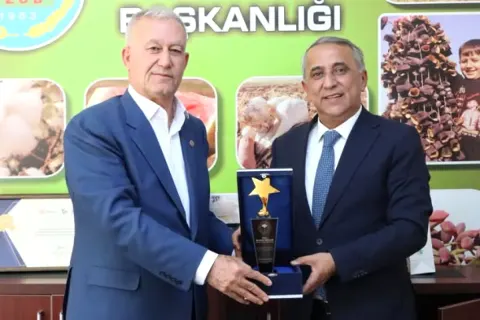 Araban Ziraat Odası Başkanı Hasan Altun'dan Tarım Müdürlüğü'ne Teşekkür Plaketi