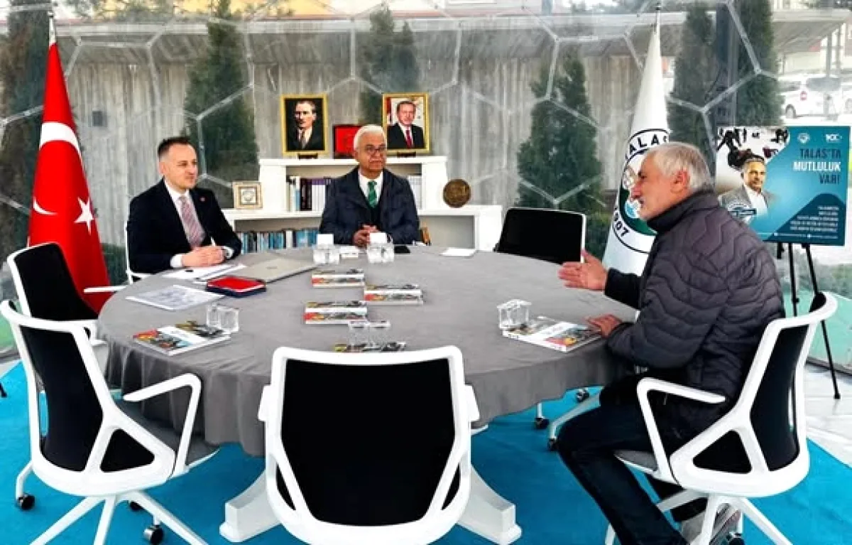 Talas'ta Kültür Sanat Buluşması: Zafer Algöz ve Can Yılmaz Sahaflar Çarşısı'nda Talas'ta Kültür Sanat Buluşması: Zafer Algöz ve Can Yılmaz Sahaflar Çarşısı'nda