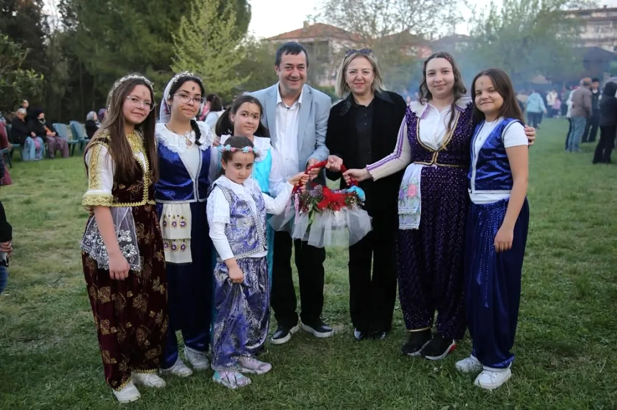 Subaşı'da Hıdırellez Coşkusu: Ateşten Atlama ve Niyet Ritüelleriyle Gelenekler Yaşatıldı Subaşı'da Hıdırellez Coşkusu: Ateşten Atlama ve Niyet Ritüelleriyle Gelenekler Yaşatıldı
