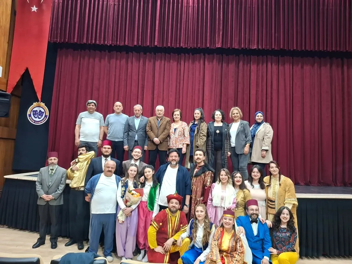 CHP Afyonkarahisar İl Başkanı Hasan Karadeniz'den Tiyatro Keyfi CHP Afyonkarahisar İl Başkanı Hasan Karadeniz'den Tiyatro Keyfi