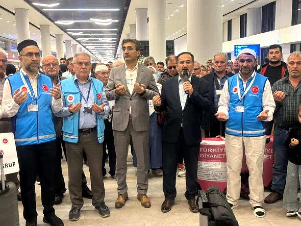 Antalya'dan İlk Hacı Kafilesi Duygusal Vedalarla Uğurlandı Antalya'dan İlk Hacı Kafilesi Duygusal Vedalarla Uğurlandı
