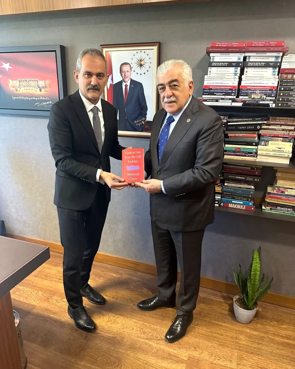 Milletvekili Ayrım'dan Mahmut Özer'e Kitap Teşekkürü Milletvekili Ayrım'dan Mahmut Özer'e Kitap Teşekkürü