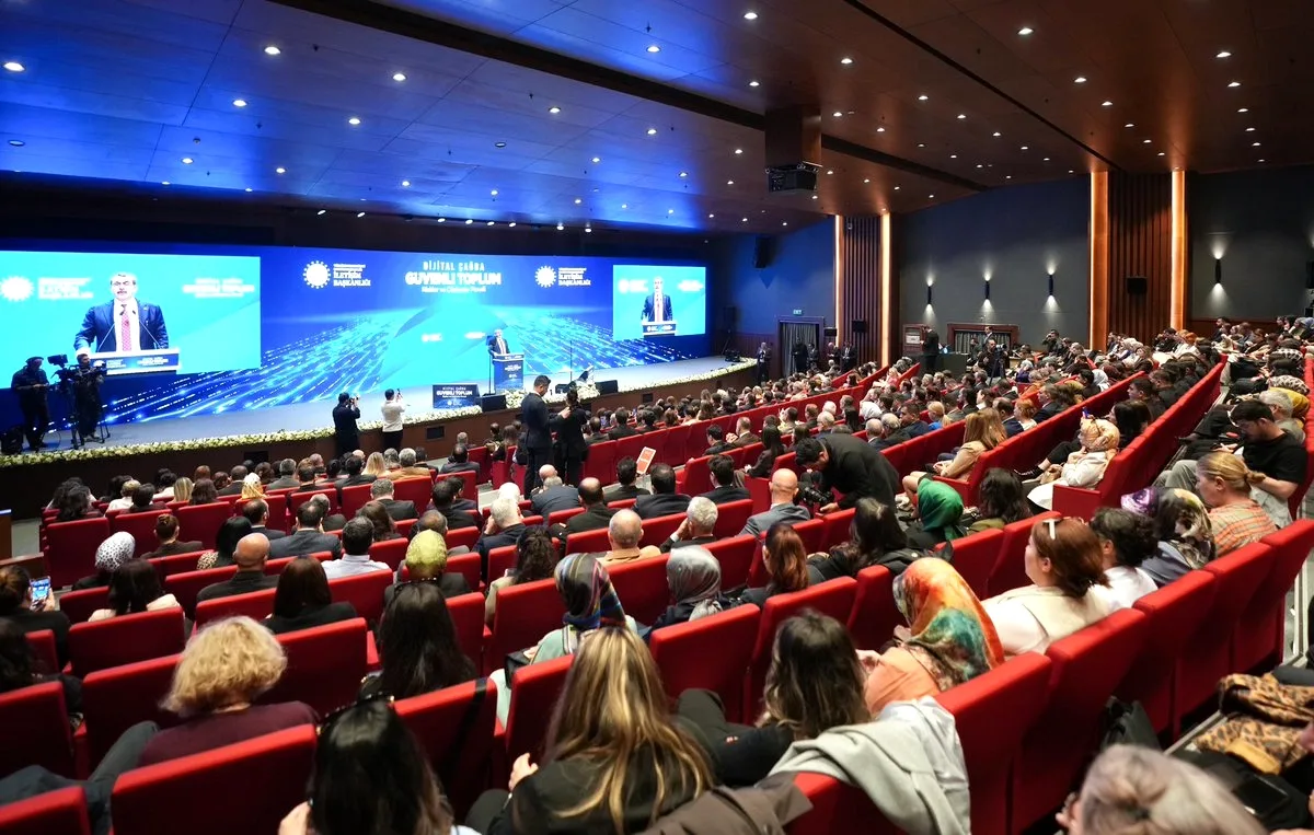Dijital Çağda Çocuk Güvenliği: MEB ve İletişim Başkanlığı'ndan Kritik Panel Dijital Çağda Çocuk Güvenliği: MEB ve İletişim Başkanlığı'ndan Kritik Panel