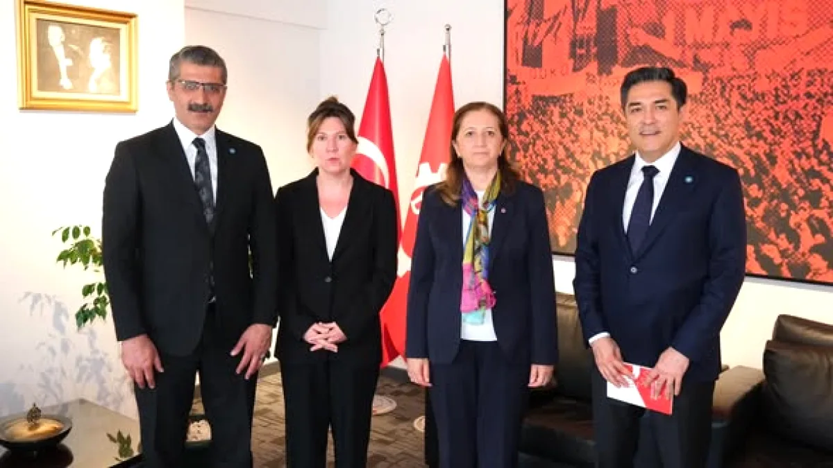 İYİ Parti'den DİSK'e 1 Mayıs Ziyareti: Emek Masası Kuruldu İYİ Parti'den DİSK'e 1 Mayıs Ziyareti: Emek Masası Kuruldu