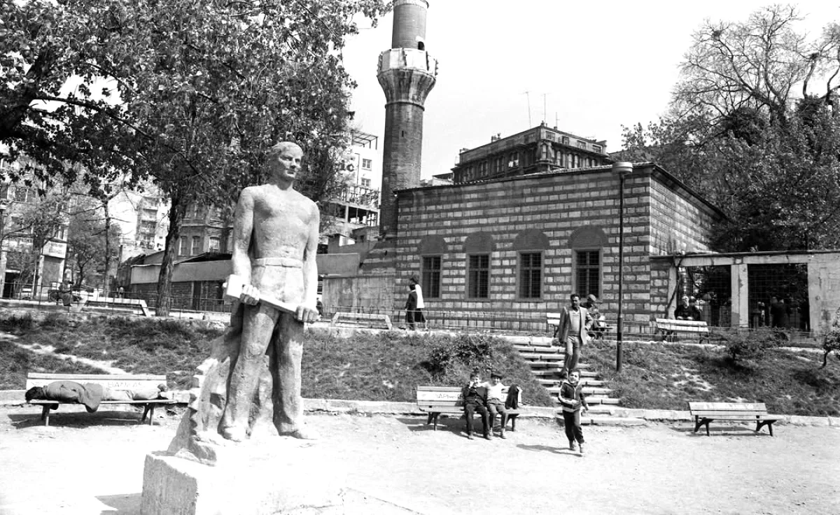 Tophane'de Kayıp İşçi Heykeli: Sanatla Yeniden Doğuş Tophane'de Kayıp İşçi Heykeli: Sanatla Yeniden Doğuş