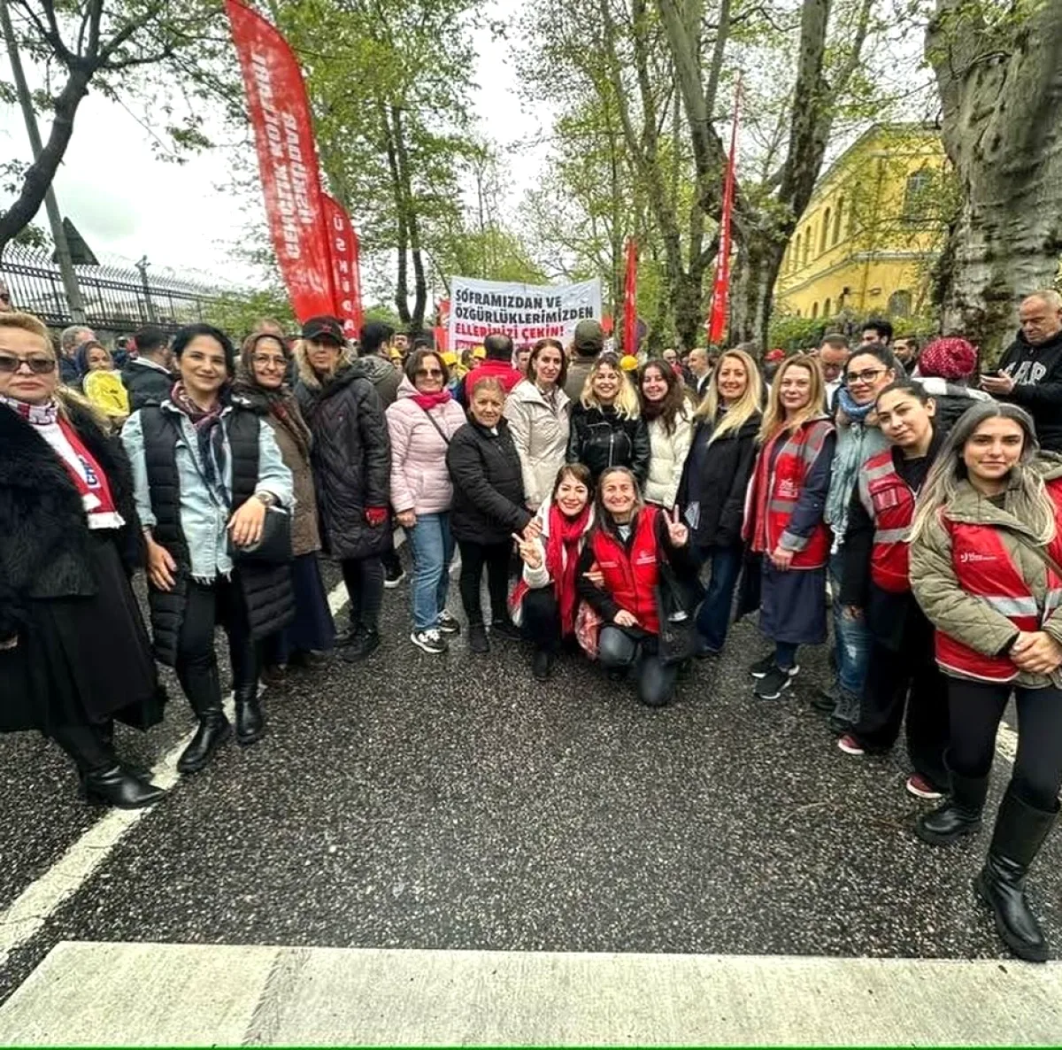CHP Ümraniye Kadın Kolları'ndan 1 Mayıs Mesajı: Emeğin Kutsallığı Vurgulandı CHP Ümraniye Kadın Kolları'ndan 1 Mayıs Mesajı: Emeğin Kutsallığı Vurgulandı