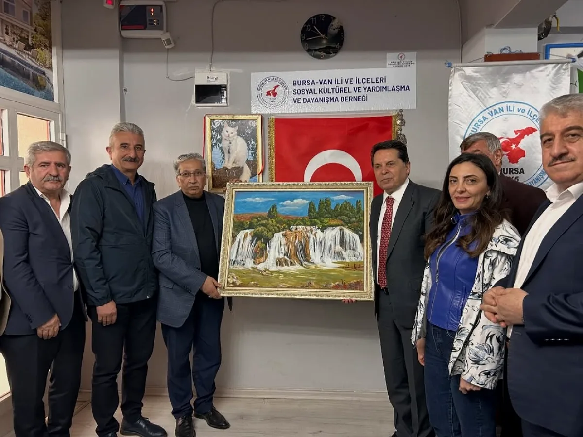 CHP'li Siyasetçiler Bursa'daki Van Derneğini Ziyaret Etti CHP'li Siyasetçiler Bursa'daki Van Derneğini Ziyaret Etti