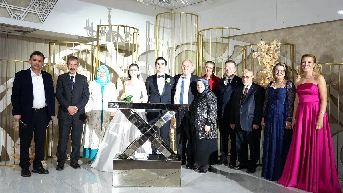 Bursa'da Genç Çiftin Nikahını Başkan Kıydı: Merve ve Onur'un Mutlu Günü Bursa'da Genç Çiftin Nikahını Başkan Kıydı: Merve ve Onur'un Mutlu Günü