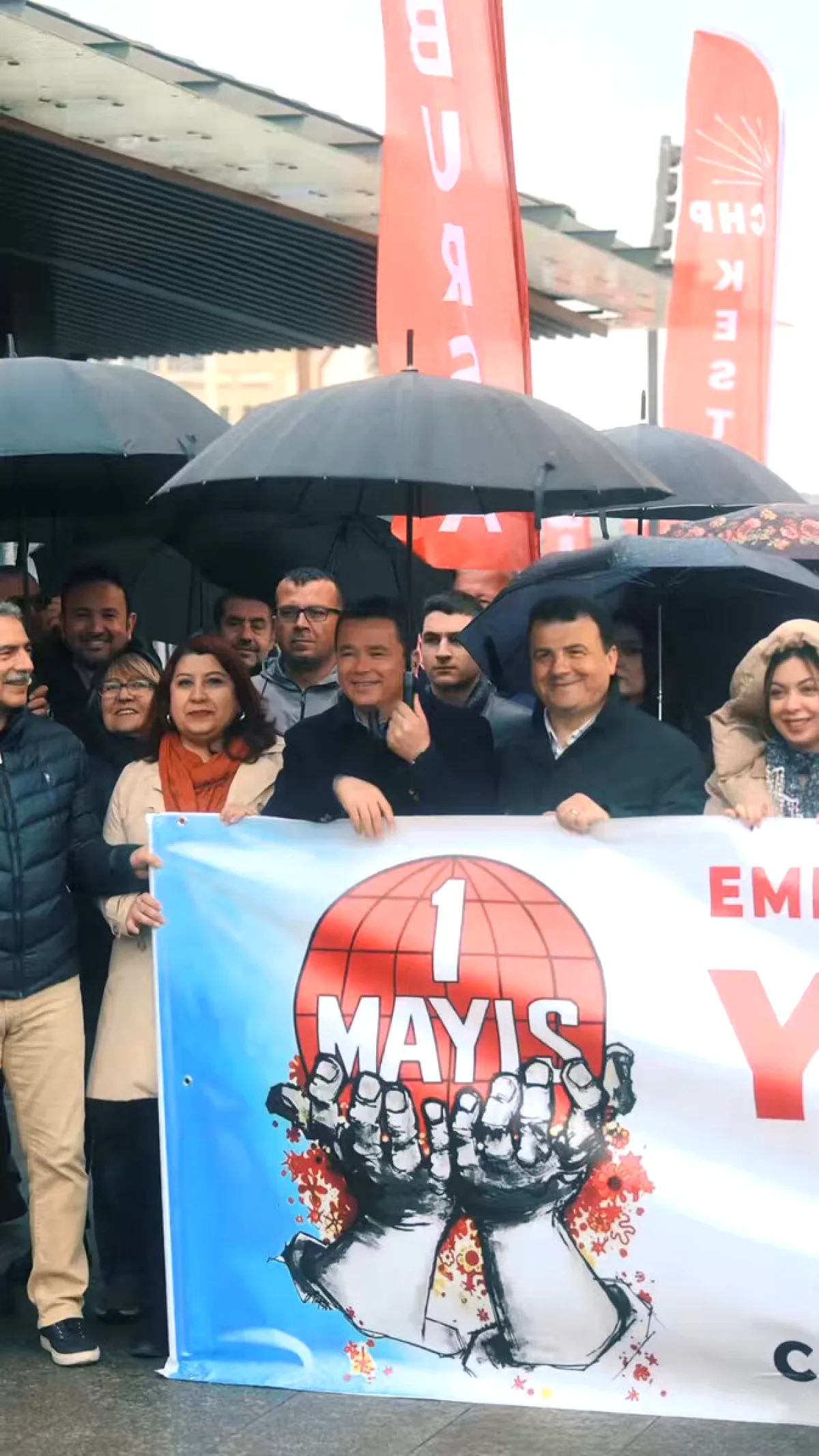 Osmangazi'de 1 Mayıs Coşkusu: Başkan Aydın Meydanlardaydı Osmangazi'de 1 Mayıs Coşkusu: Başkan Aydın Meydanlardaydı