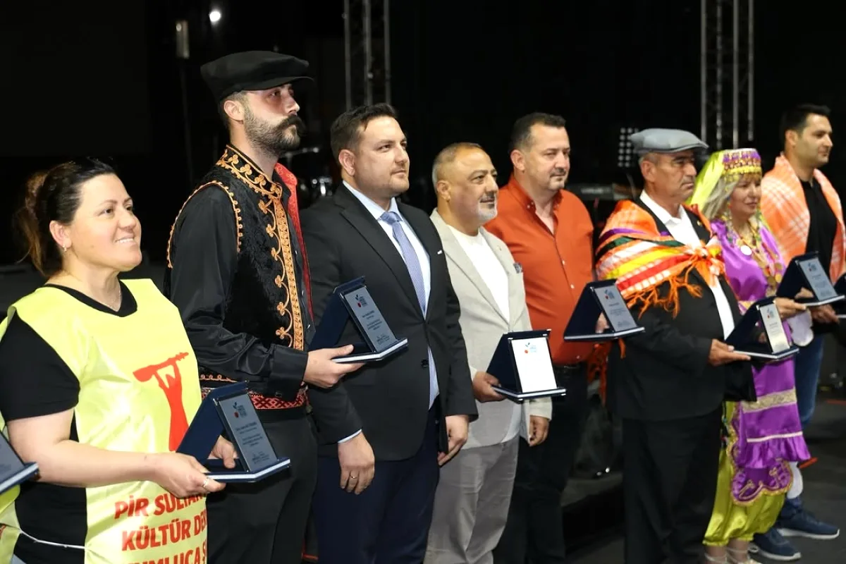 Kumluca'da Festival Coşkusu: İrem Derici Sahnesi ve Plaket Töreni Kumluca'da Festival Coşkusu: İrem Derici Sahnesi ve Plaket Töreni