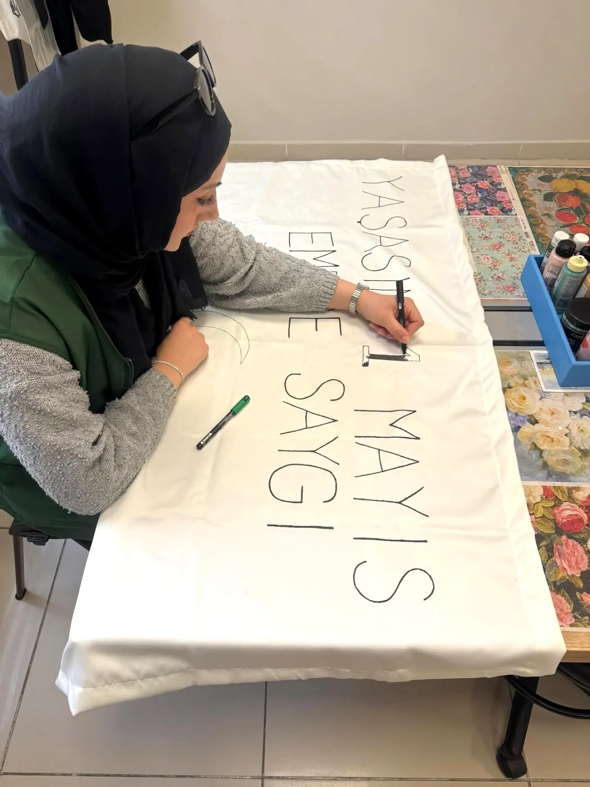 Yeşilay Esenyurt Şubesi'nden 1 Mayıs Mesajı: "İşçilerimizin Yanındayız" Yeşilay Esenyurt Şubesi'nden 1 Mayıs Mesajı: "İşçilerimizin Yanındayız"