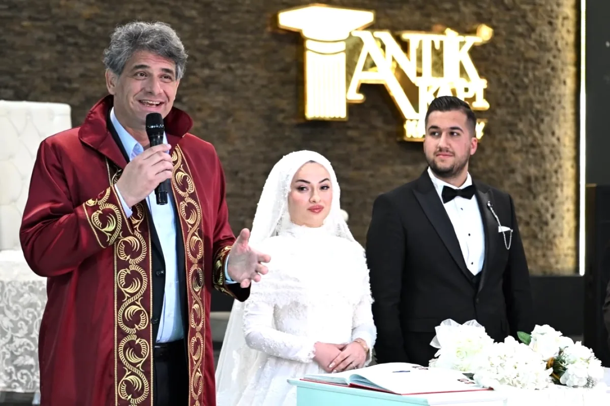 Kartepe Belediye Başkanı'ndan 3 Çifte Evlilik Tebriği Kartepe Belediye Başkanı'ndan 3 Çifte Evlilik Tebriği