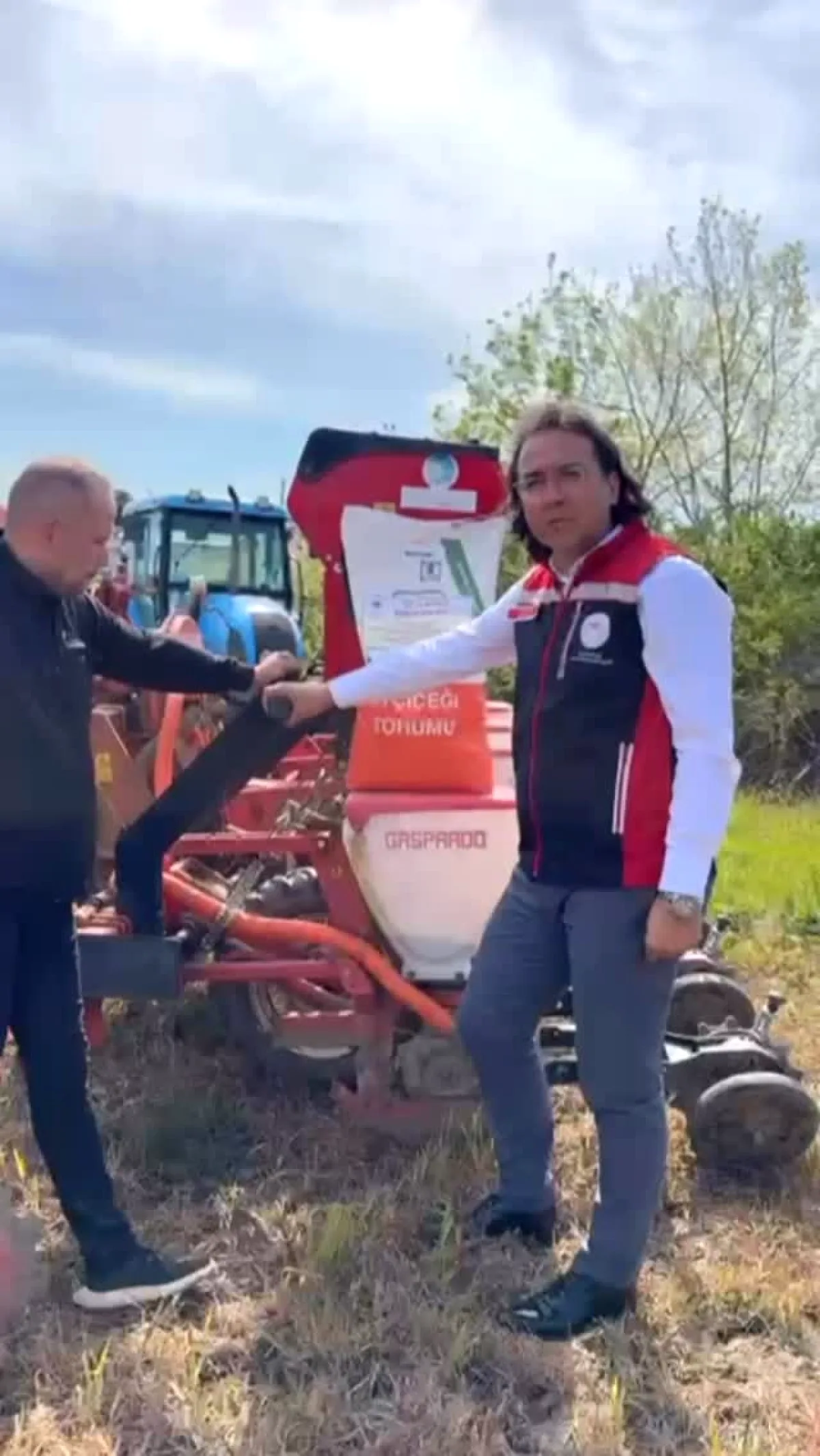Çatalca'da Çiftçiye Ayçiçeği Tohum Hibesi Dağıtıldı Çatalca'da Çiftçiye Ayçiçeği Tohum Hibesi Dağıtıldı