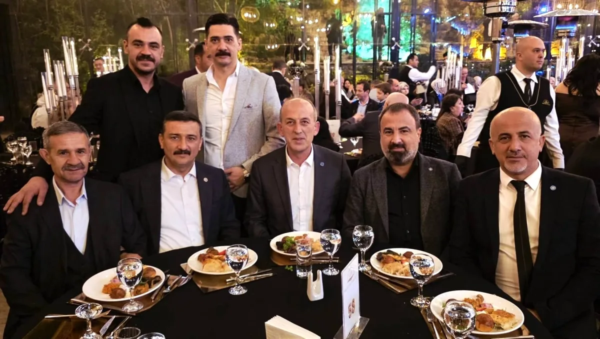 İYİ Parti'li Türkoğlu'ndan Düğünde Anlamlı Mesaj İYİ Parti'li Türkoğlu'ndan Düğünde Anlamlı Mesaj