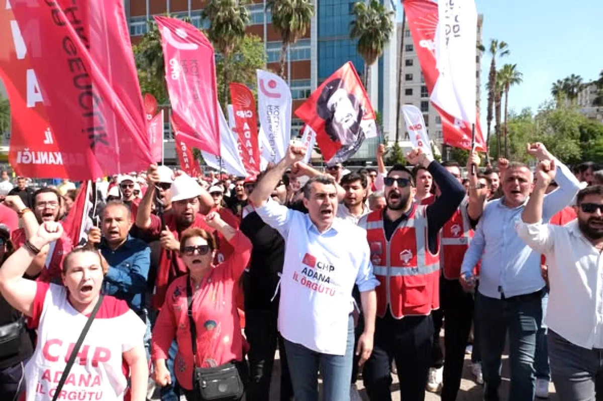 CHP Adana İl Başkanlığı'ndan 1 Mayıs Kutlaması CHP Adana İl Başkanlığı'ndan 1 Mayıs Kutlaması