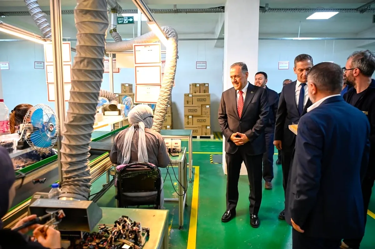 Yalova Valisi Usta 1 Mayıs'ta Otomotiv Tesisini Ziyaret Etti Yalova Valisi Usta 1 Mayıs'ta Otomotiv Tesisini Ziyaret Etti