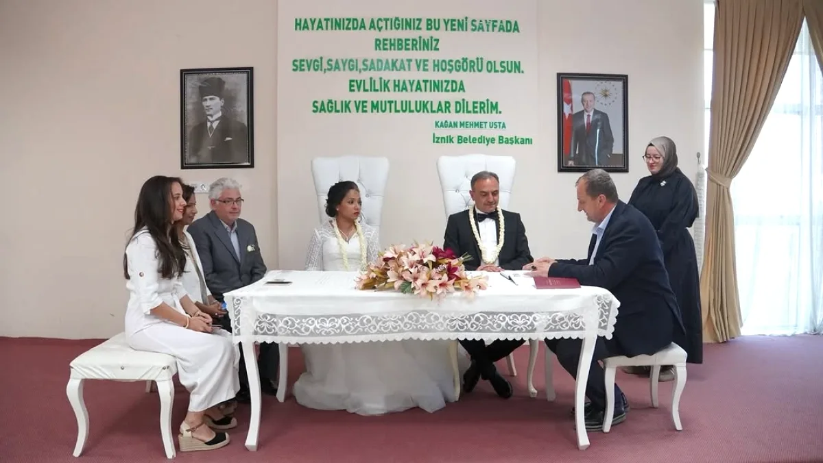 İznik'te Kültürlerarası Aşk: Nouri ve Dinçer Çifti Nikâhla Birleşti İznik'te Kültürlerarası Aşk: Nouri ve Dinçer Çifti Nikâhla Birleşti