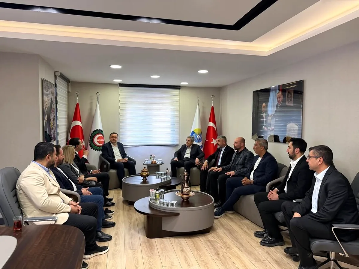 Gaziantep'te 1 Mayıs Buluşması: AK Parti'den Hak-İş'e Anlamlı Ziyaret Gaziantep'te 1 Mayıs Buluşması: AK Parti'den Hak-İş'e Anlamlı Ziyaret