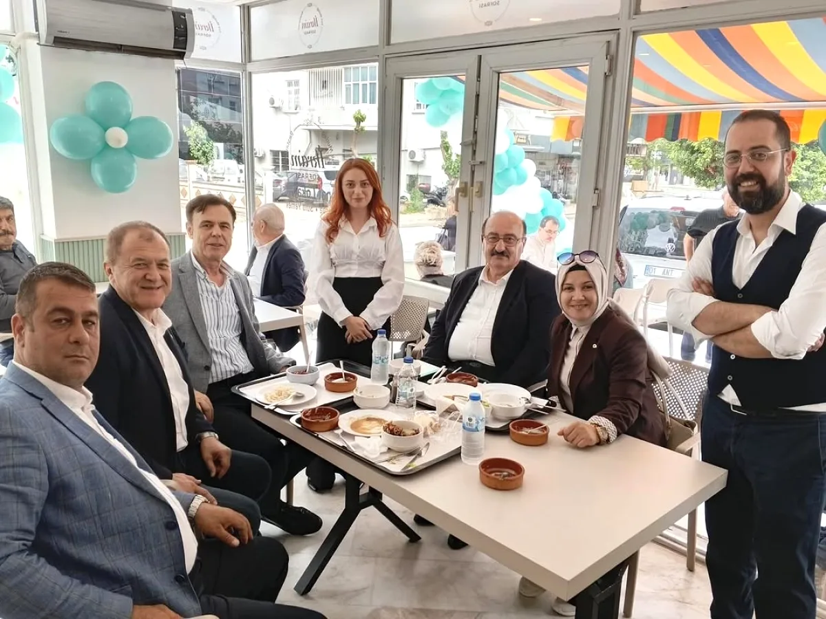 Muratpaşa'da Eski Mahalle Başkanının Restoran Açılışına AK Parti'den Destek Muratpaşa'da Eski Mahalle Başkanının Restoran Açılışına AK Parti'den Destek