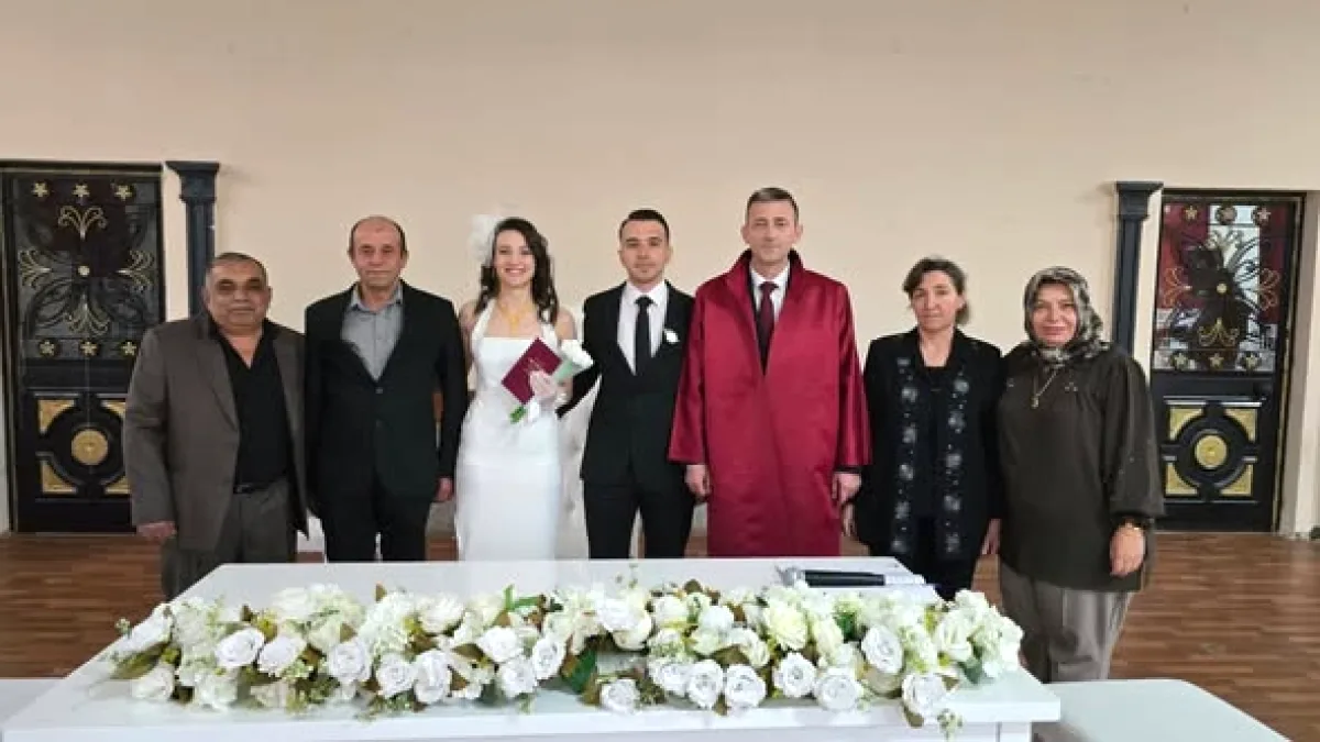 Sinanpaşa'da Nikahı Başkan Kıydı: Genç Çiftin Mutlu Günü Sinanpaşa'da Nikahı Başkan Kıydı: Genç Çiftin Mutlu Günü