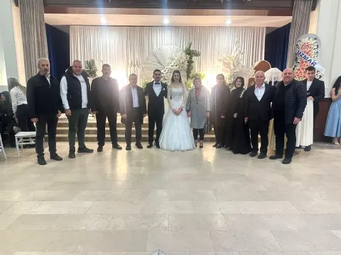 AK Parti Karamürsel Yönetimi Düğün Töreninde Genç Çifti Tebrik Etti