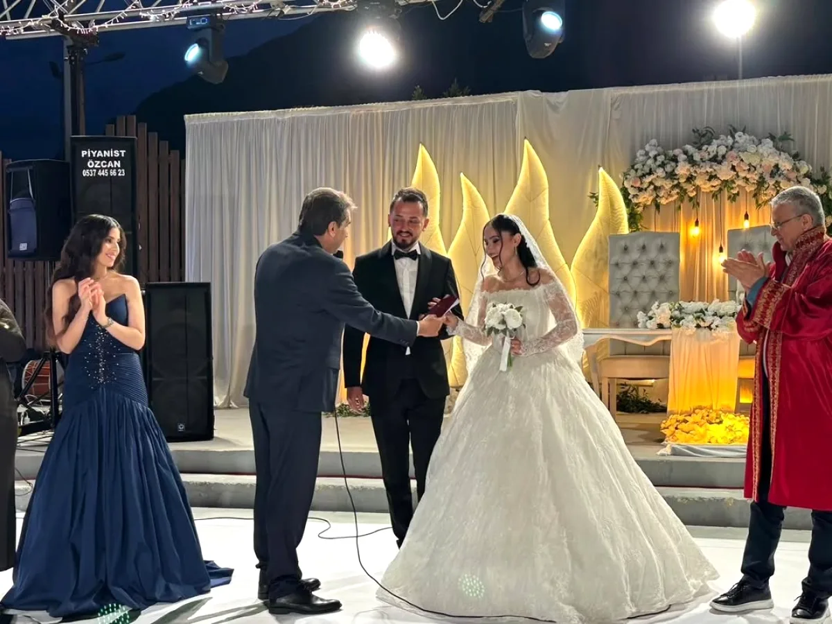 İYİ Parti Antalya'dan Kemerli Çifte Nikah Şahitliği İYİ Parti Antalya'dan Kemerli Çifte Nikah Şahitliği