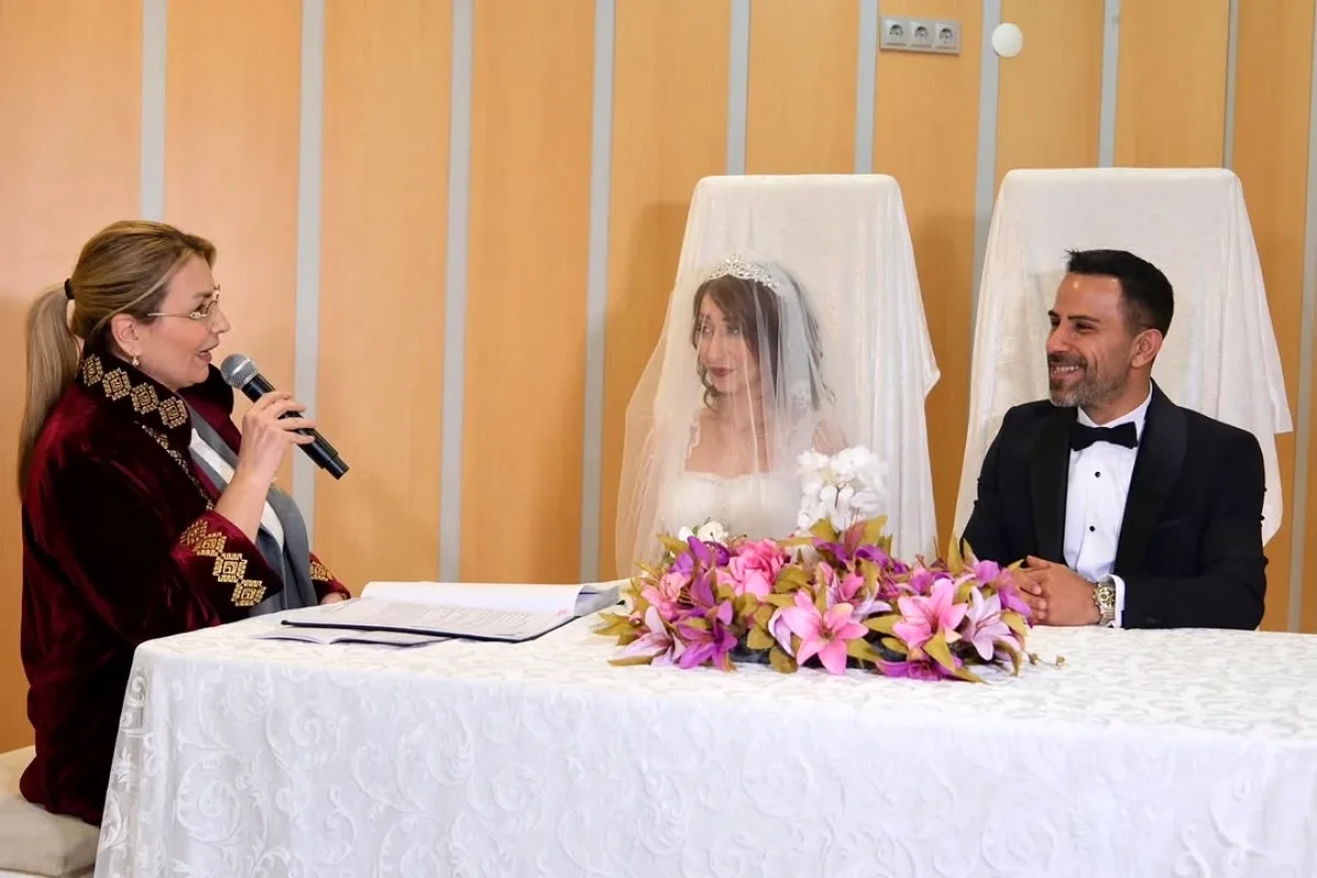 Yasemin Fazlaca'dan Yasemin ve Fayat Par Çiftine Evlilik Tebriği Yasemin Fazlaca'dan Yasemin ve Fayat Par Çiftine Evlilik Tebriği