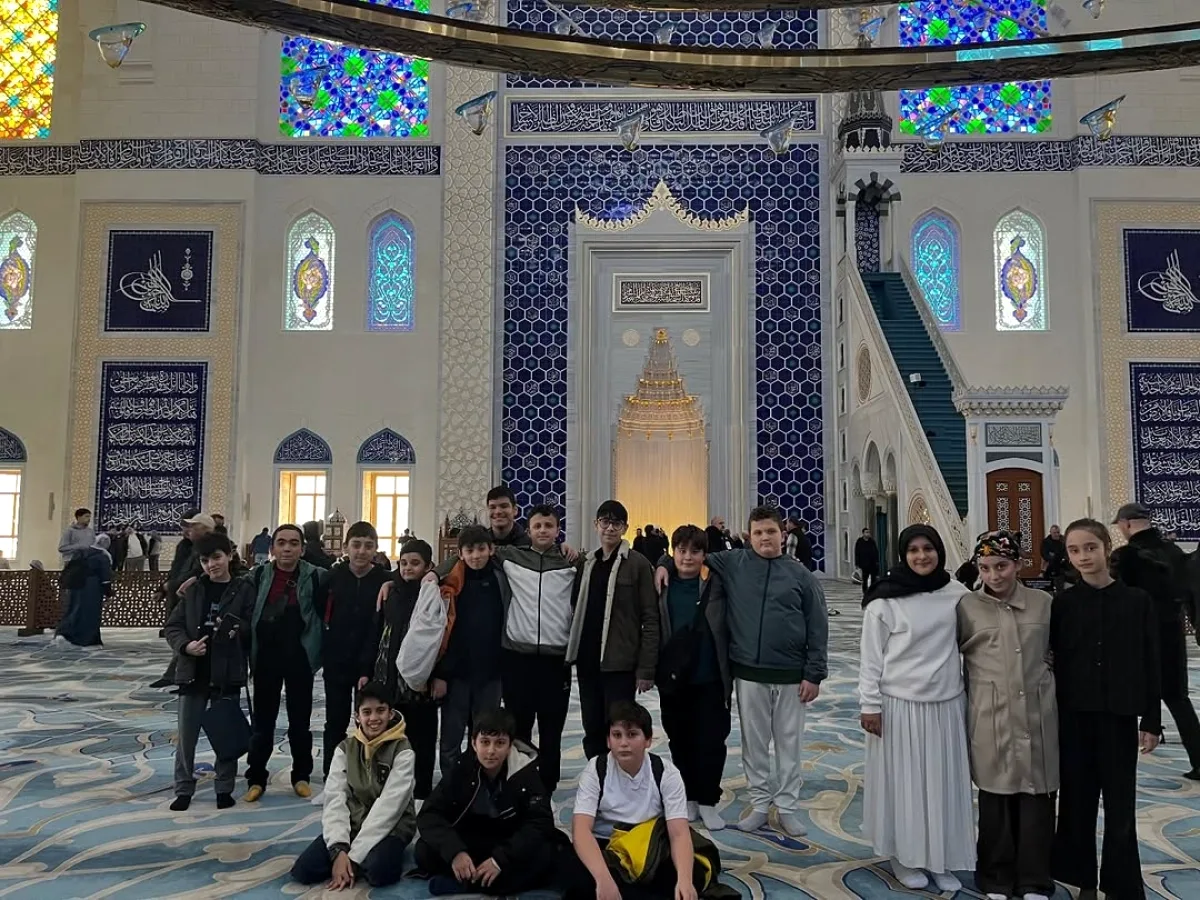 TÜGVA Pendik'ten Ortaokul Öğrencilerine Maneviyat ve Tarih Gezisi TÜGVA Pendik'ten Ortaokul Öğrencilerine Maneviyat ve Tarih Gezisi