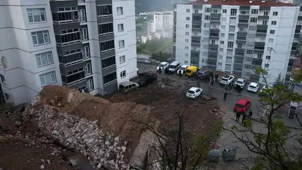 Tokat'ta İstinat Duvarı Çöktü: Araçlar Yoldan Düştü Tokat'ta İstinat Duvarı Çöktü: Araçlar Yoldan Düştü