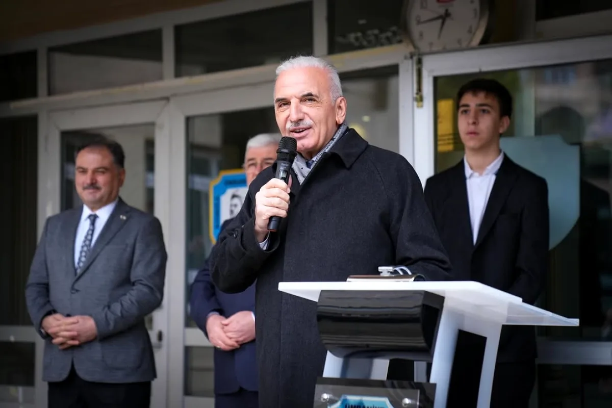 Ümraniye'de Haftaya Öğrencilerle Bayrak Töreniyle Başladı Ümraniye'de Haftaya Öğrencilerle Bayrak Töreniyle Başladı
