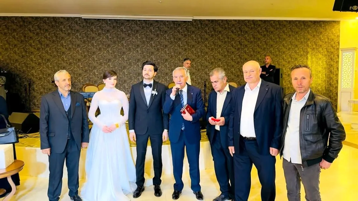 Çamlıdere'de Genç Çiftlerin Mutlu Gününde Başkan Ceylan'ın Sürprizi Çamlıdere'de Genç Çiftlerin Mutlu Gününde Başkan Ceylan'ın Sürprizi