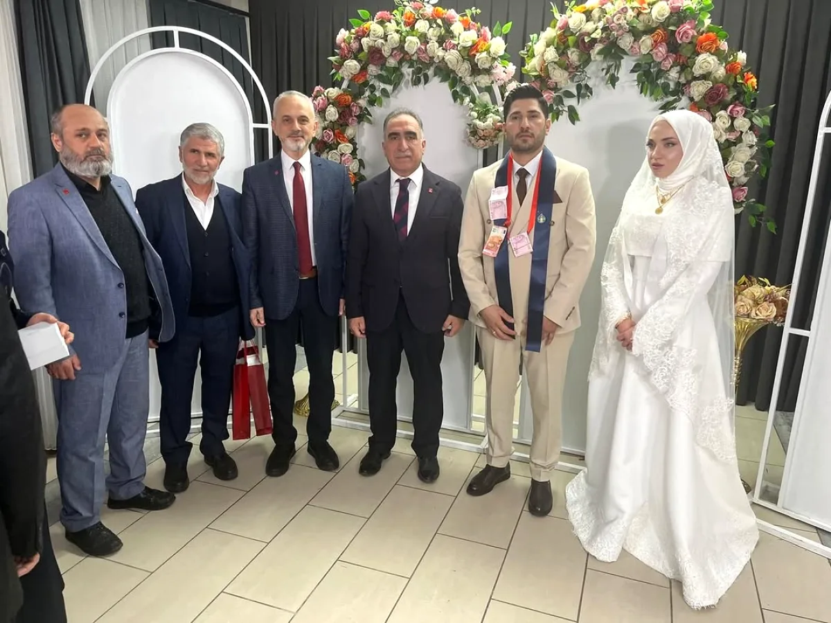 Saadet Partisi Bursa'da Düğün Dernekte: Teşkilat Mensubu Kul'un Mutluluğuna Ortak Oldular Saadet Partisi Bursa'da Düğün Dernekte: Teşkilat Mensubu Kul'un Mutluluğuna Ortak Oldular
