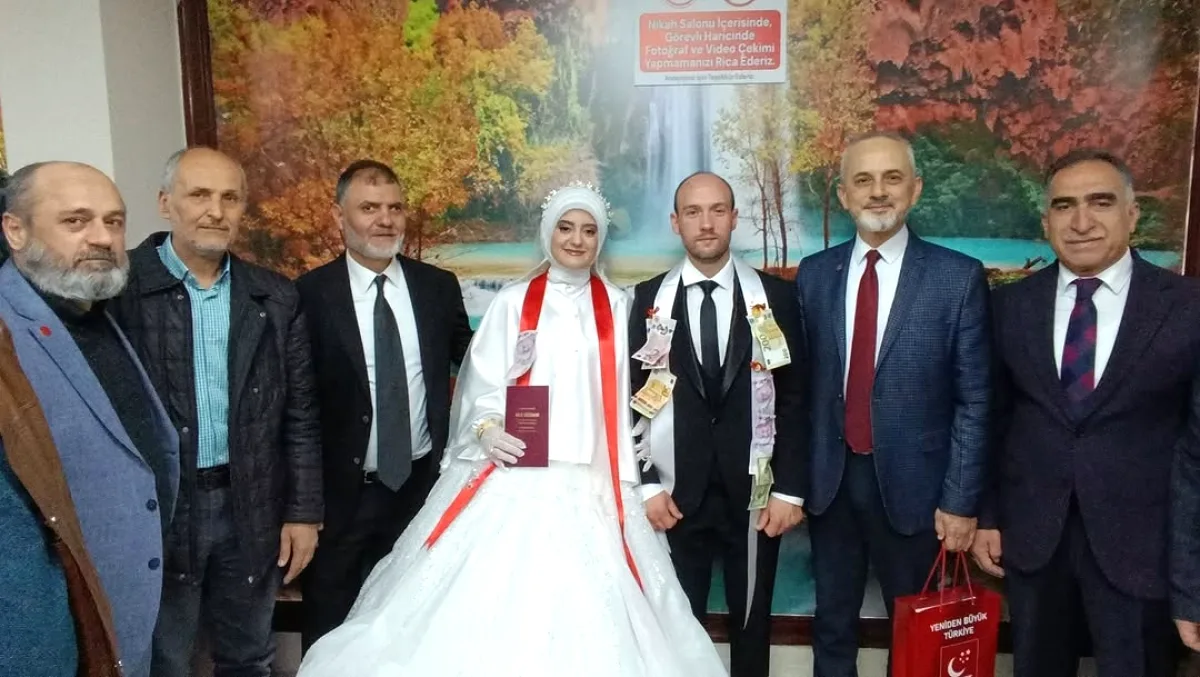 Saadet Partisi'nden Bursa'da Düğün Ziyareti Saadet Partisi'nden Bursa'da Düğün Ziyareti