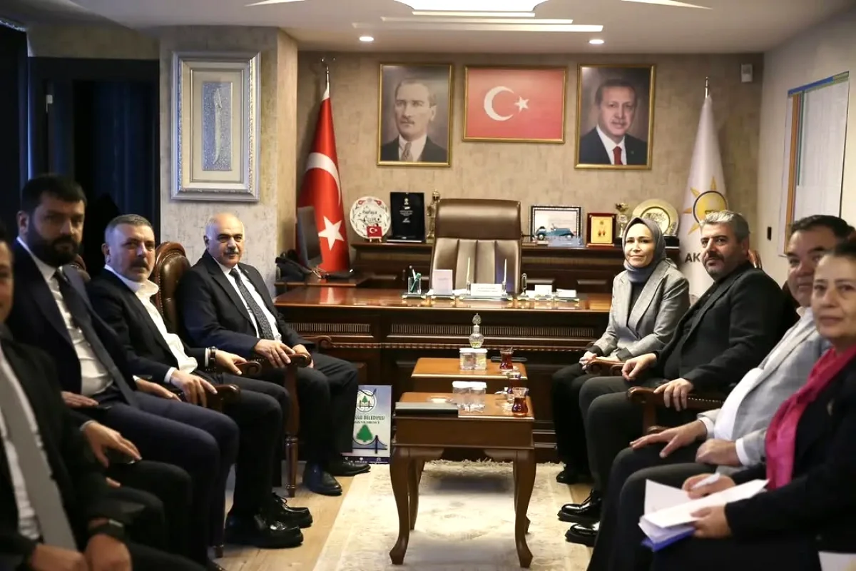Sincan AK Parti'de Milletvekili ve Belde Belediye Başkanı Ziyareti Sincan AK Parti'de Milletvekili ve Belde Belediye Başkanı Ziyareti