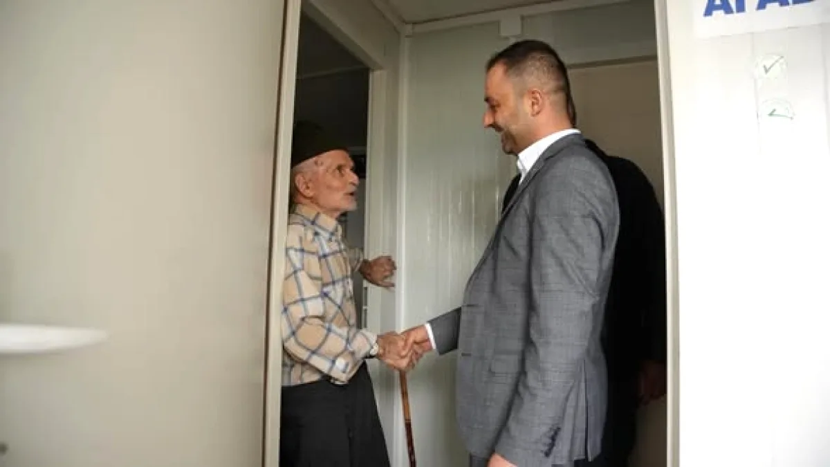 Sındırgı'da Yaşlı ve İhtiyaç Sahibi Vatandaşlar Kapı Kapı Ziyaret Ediliyor Sındırgı'da Yaşlı ve İhtiyaç Sahibi Vatandaşlar Kapı Kapı Ziyaret Ediliyor