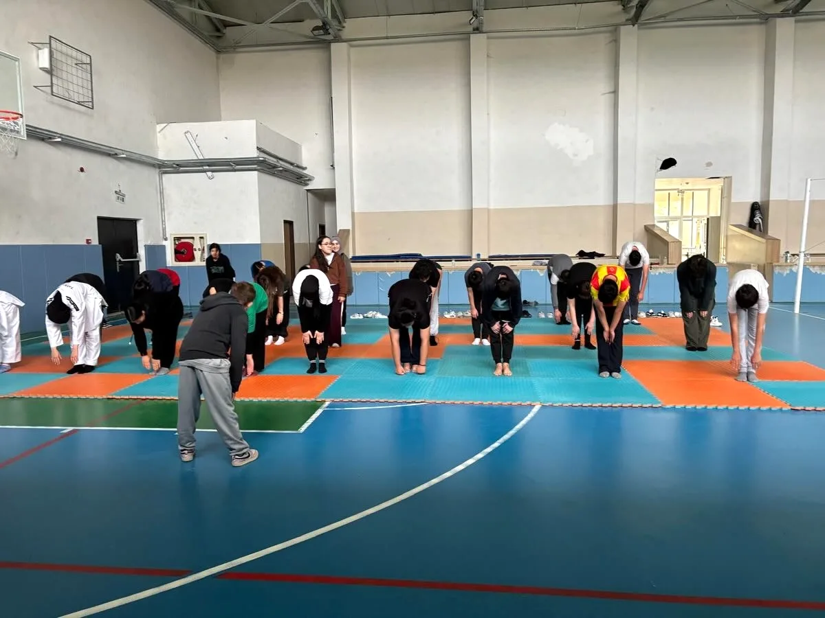 Şereflikoçhisar'da Taekwondo Kursu Gençlere Disiplin ve Özgüven Aşılıyor Şereflikoçhisar'da Taekwondo Kursu Gençlere Disiplin ve Özgüven Aşılıyor
