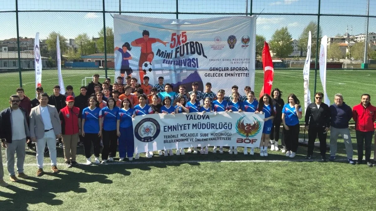 Yalova'da Polis ve Gençler Sahada Buluştu: Gelecek Emniyette Yalova'da Polis ve Gençler Sahada Buluştu: Gelecek Emniyette