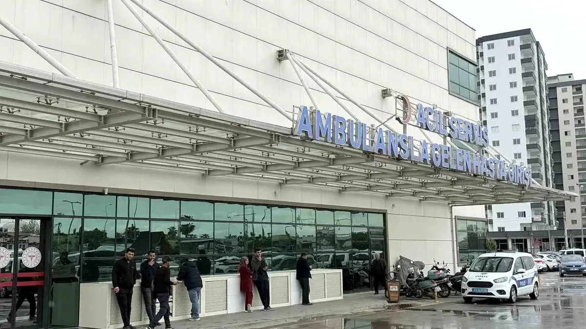 Tarihi Geçmiş Salam Yiyen 4 Öğrenci Hastanelik Oldu Tarihi Geçmiş Salam Yiyen 4 Öğrenci Hastanelik Oldu