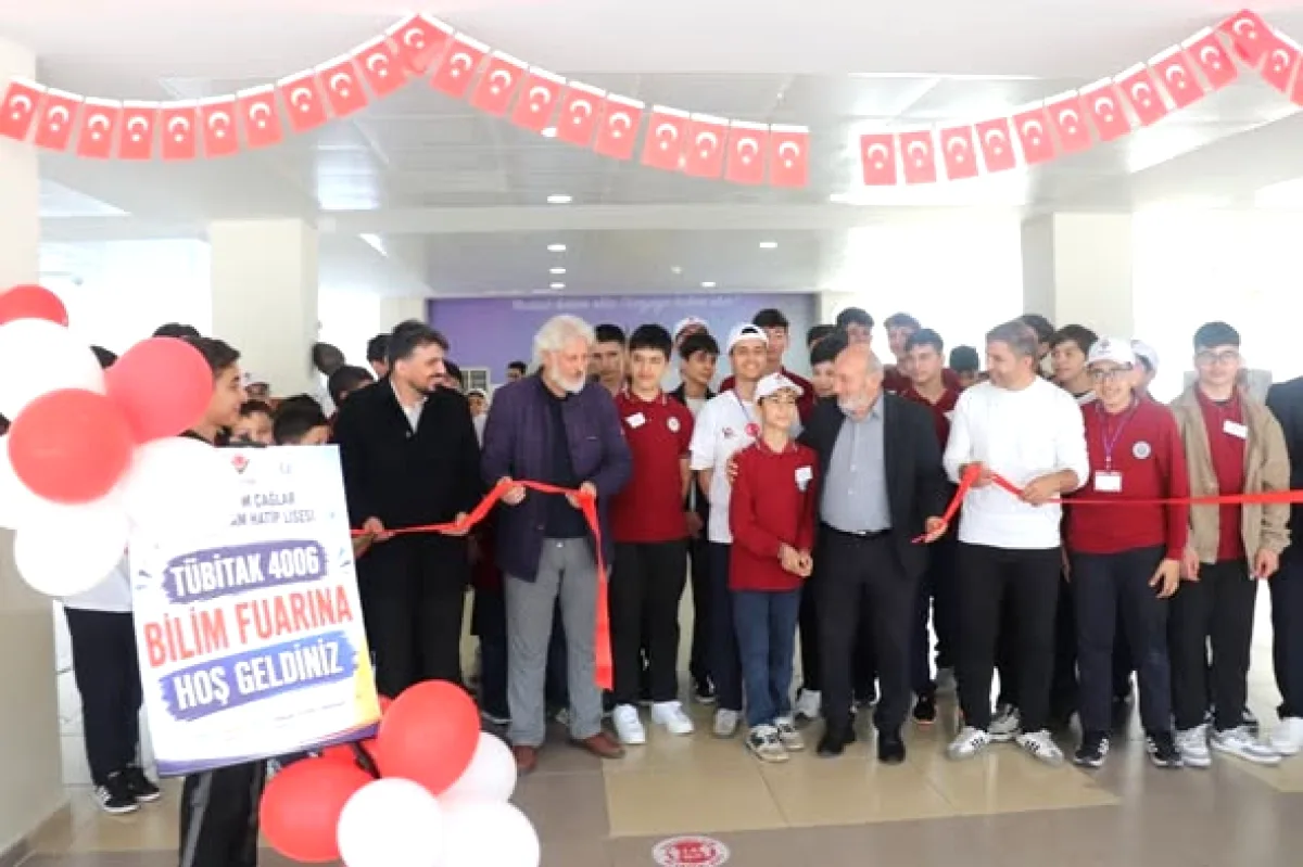 Arnavutköy'de Genç Mucitlerin Bilim Fuarı Coşkusu Arnavutköy'de Genç Mucitlerin Bilim Fuarı Coşkusu
