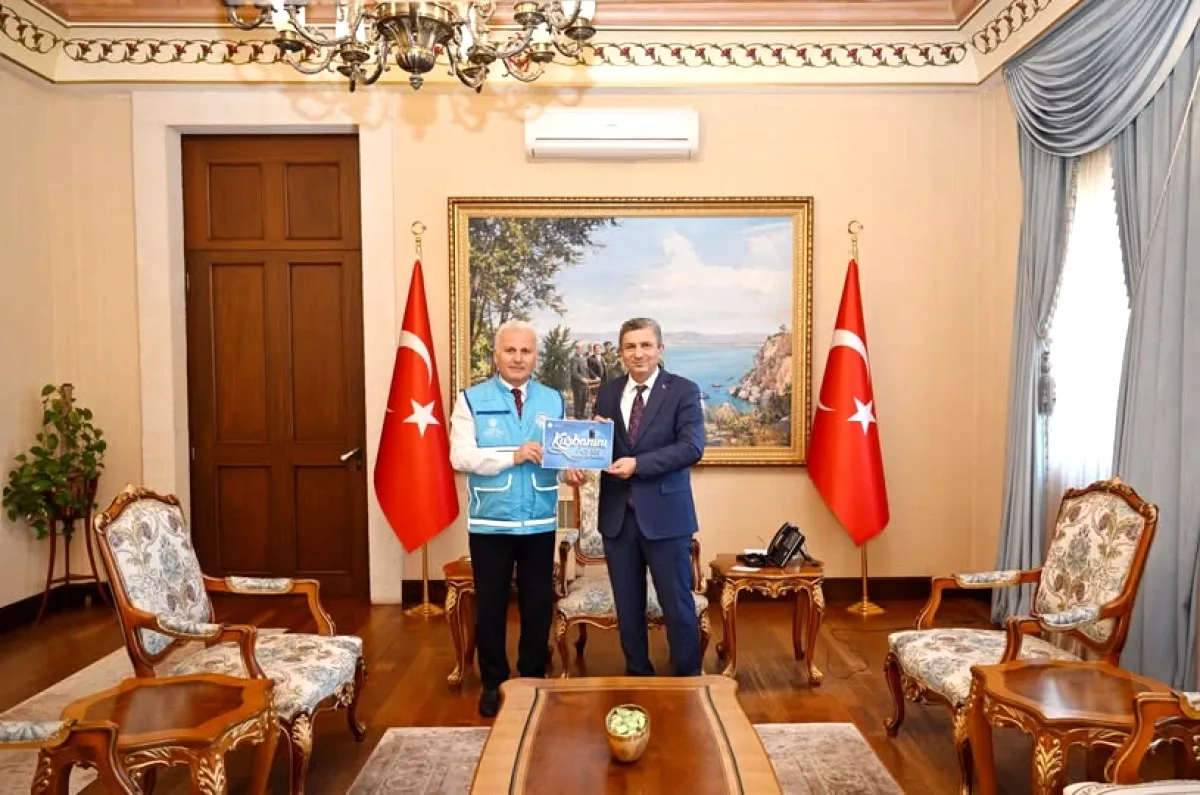 Antalya Valisi Hulusi Şahin ve Eşi, Kurban Bağışını TDV'ye Verdi Antalya Valisi Hulusi Şahin ve Eşi, Kurban Bağışını TDV'ye Verdi
