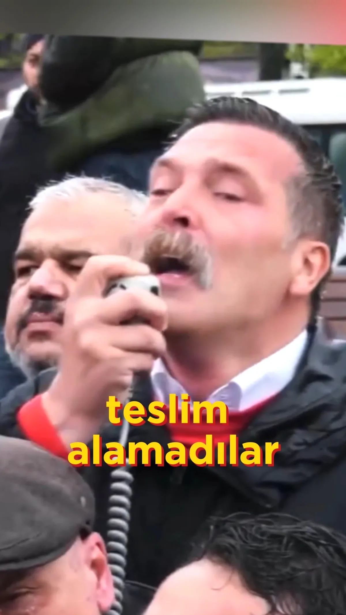 Erkan Baş Mecidiyeköy Meydanı'nda: "Meydanlar Emekçilerindir" Erkan Baş Mecidiyeköy Meydanı'nda: "Meydanlar Emekçilerindir"