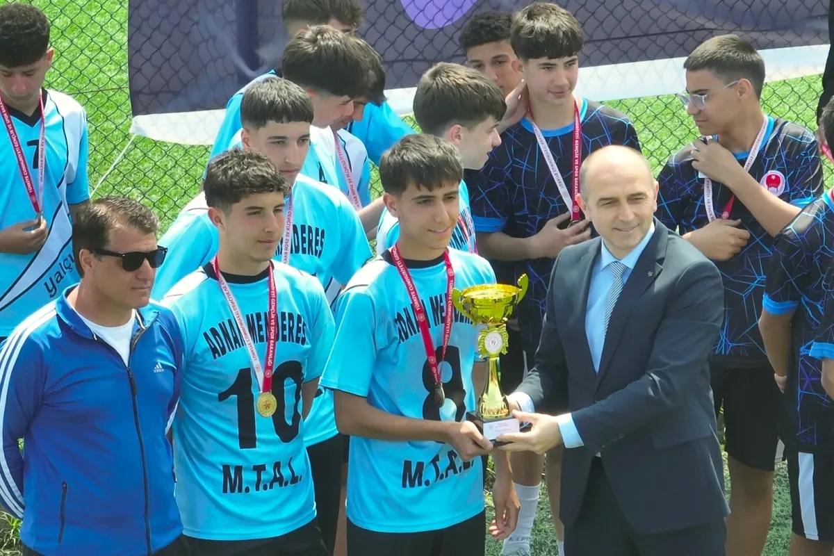 Yalova'da "Gençler Sporda Gelecek Emniyette" Turnuvası Sona Erdi Yalova'da "Gençler Sporda Gelecek Emniyette" Turnuvası Sona Erdi
