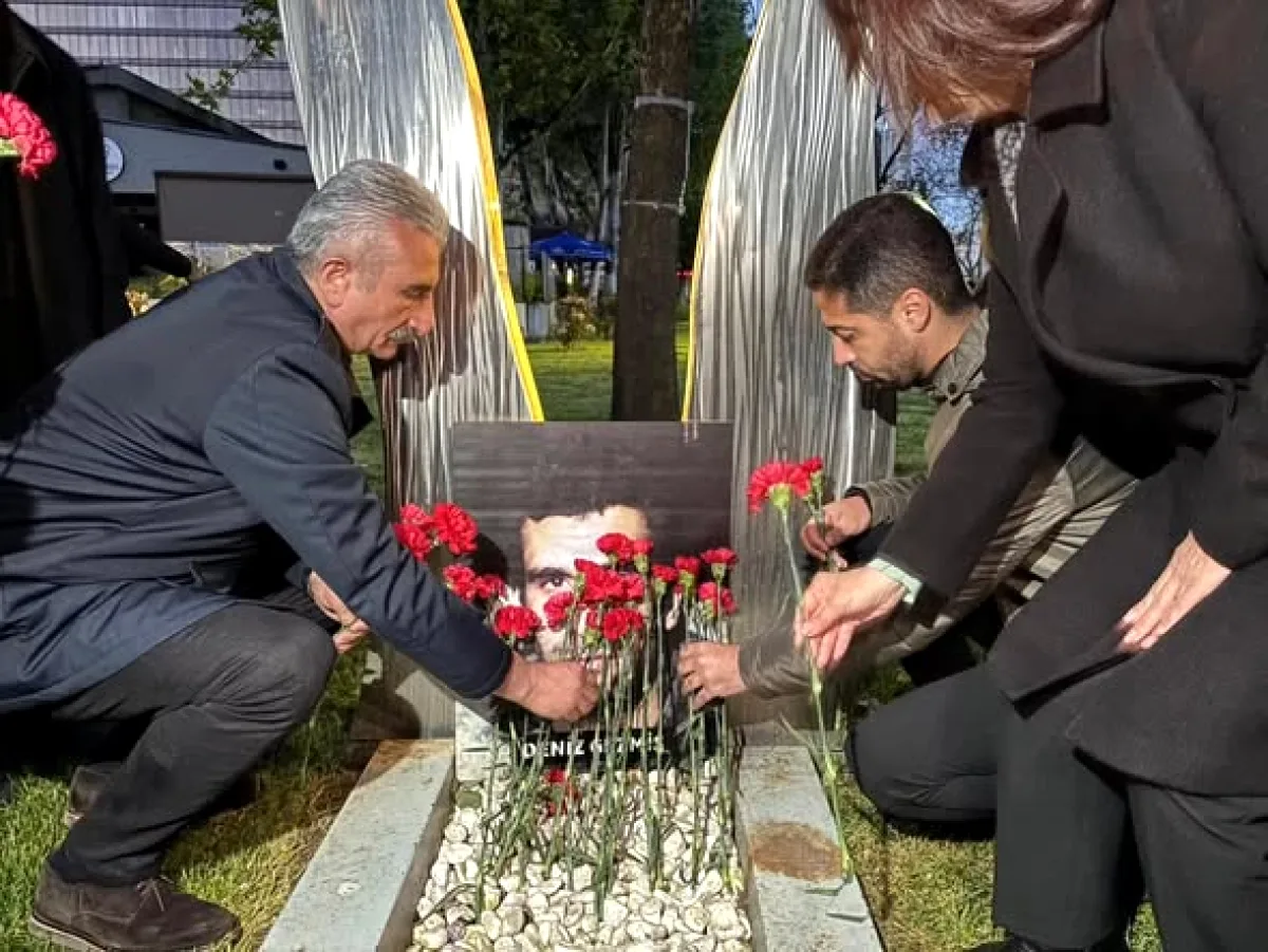 CHP Bursa, 54. Yılında Üç Fidan'ı Şafak Nöbeti'yle Andı CHP Bursa, 54. Yılında Üç Fidan'ı Şafak Nöbeti'yle Andı