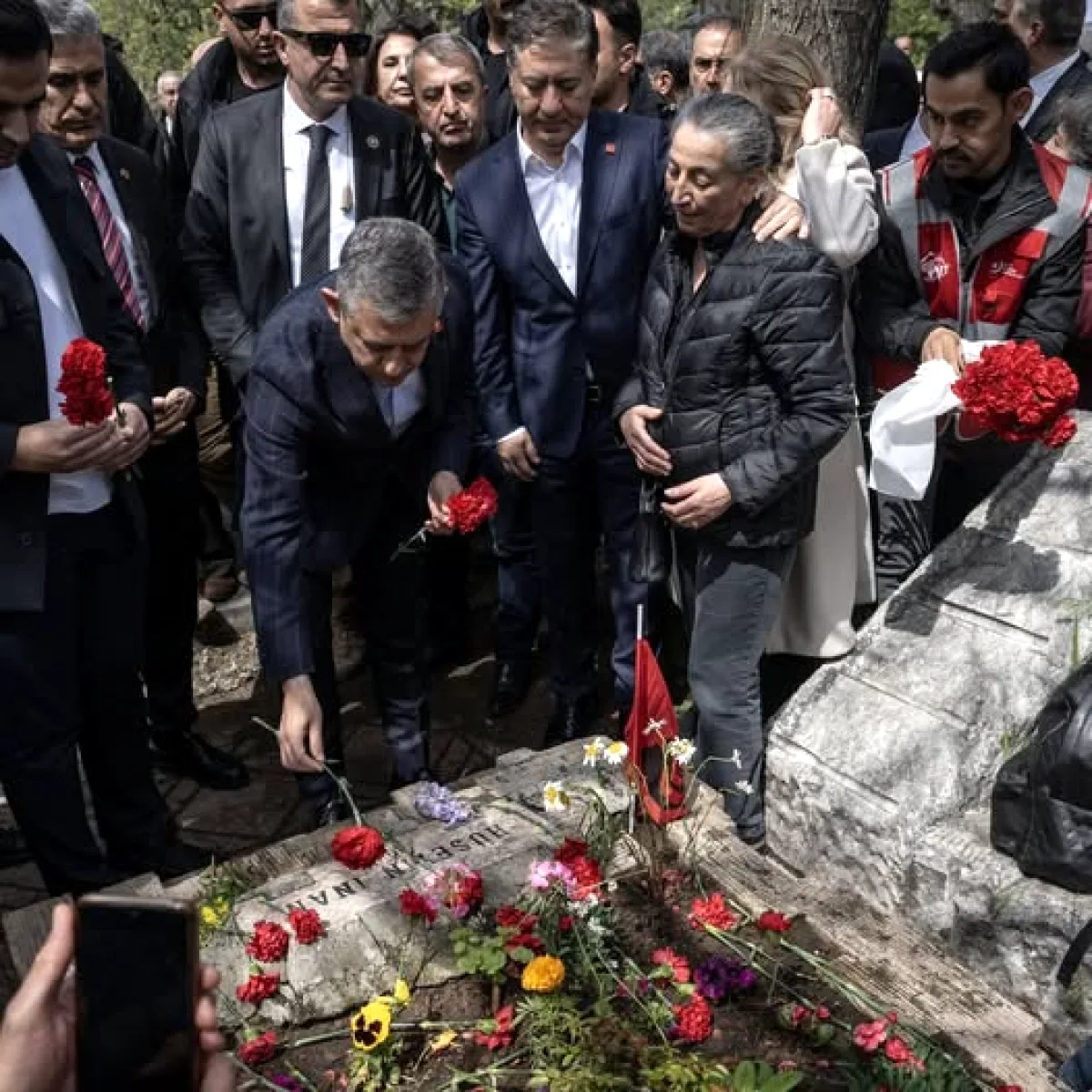 Özgür Özel, Deniz Gezmiş'in Mezarını 54. Yılında Ziyaret Etti Özgür Özel, Deniz Gezmiş'in Mezarını 54. Yılında Ziyaret Etti