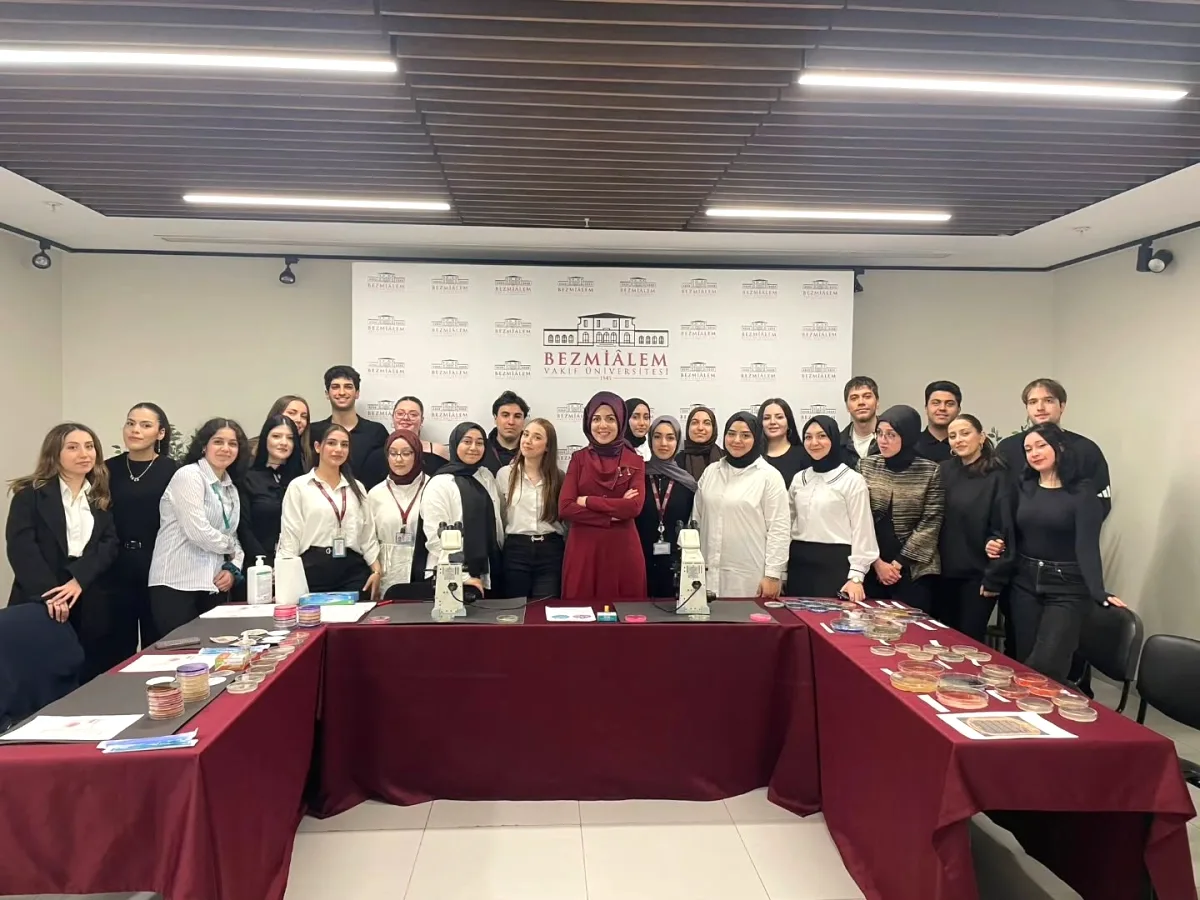 Bezmiâlem'de Petri Kutularında Bilim ve Sanat Buluşması Bezmiâlem'de Petri Kutularında Bilim ve Sanat Buluşması