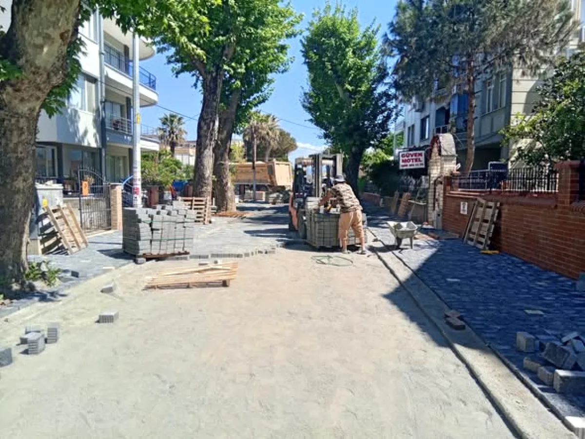 Edremit'de Yollar Yenileniyor: Sarıkız Mahallesi Leman Akpınar Caddesi'nde Çalışmalar Sürüyor Edremit'de Yollar Yenileniyor: Sarıkız Mahallesi Leman Akpınar Caddesi'nde Çalışmalar Sürüyor