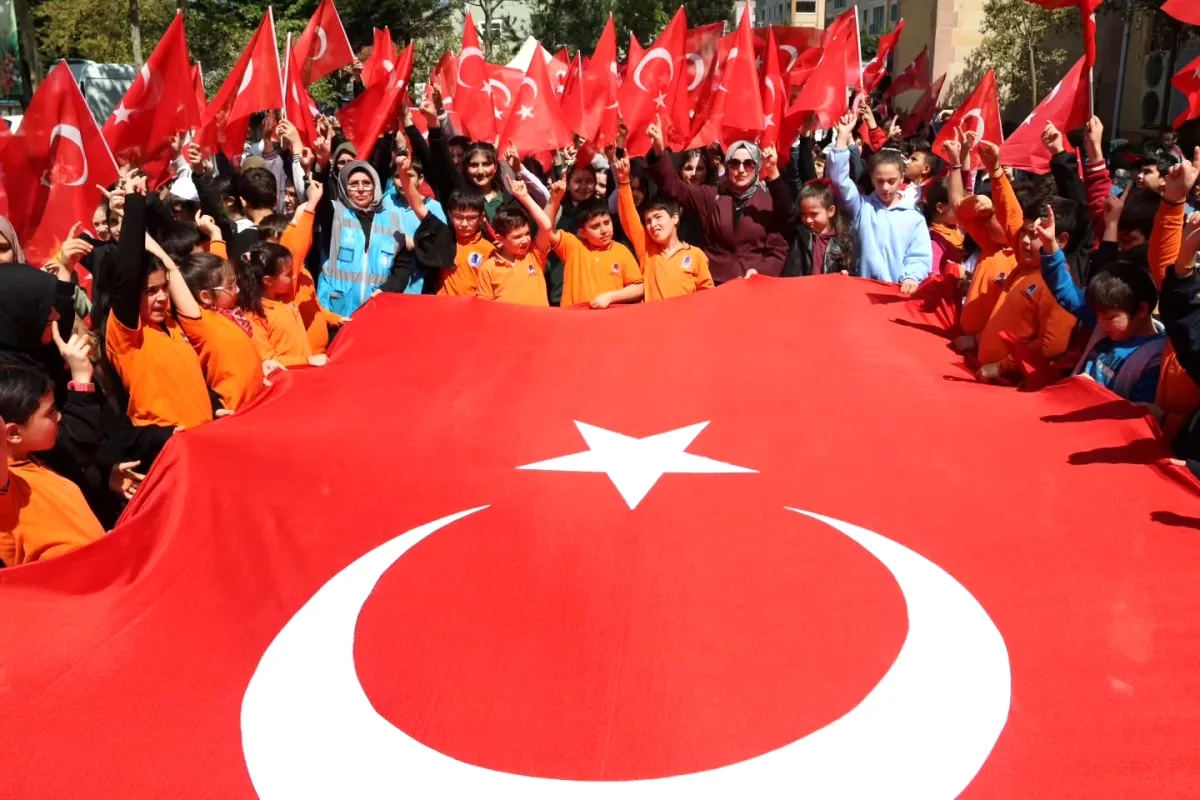 Sultanbeyli'de Öğrenciler Değerler Eğitimini Şenlikle Taçlandırdı Sultanbeyli'de Öğrenciler Değerler Eğitimini Şenlikle Taçlandırdı