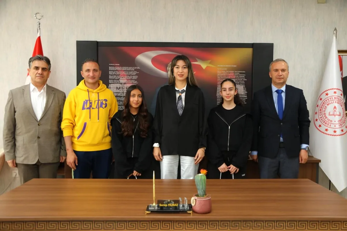 Gölbaşı'ndan Spor Gururu: Ahmet Alper Dinçer Anadolu Lisesi Öğrencileri İlçe Milli Eğitim Müdürü Yılmaz'ı Ziyaret Etti Gölbaşı'ndan Spor Gururu: Ahmet Alper Dinçer Anadolu Lisesi Öğrencileri İlçe Milli Eğitim Müdürü Yılmaz'ı Ziyaret Etti